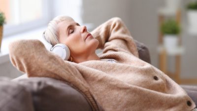 Спокойная музыка поможет при бессоннице у пожилых