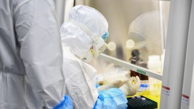 Лаборант работает с пробами коронавируса в лаборатории Уханя. 6 февраля, 2020 года. STR/AFP via Getty Images
