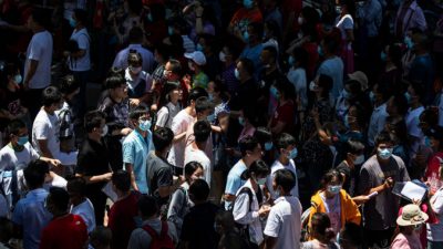 Более 30 часов студенты Китая продержали в заложниках директора колледжа во время протеста (Видео)