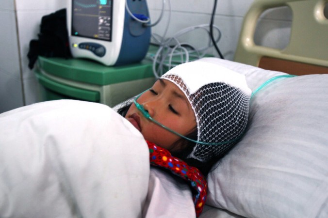 Девочка лежит на больничной койке после ножевого ранения в начальной школе округа Гуаншань провинции Хэнань в центральном Китае, 16 декабря 2012 г. (STR / AFP via Getty Images) | Epoch Times Россия