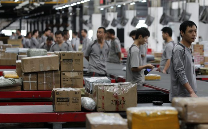 Рабочие раздают пакеты в SF Express в Шэньчжэне, Китай, 11 ноября 2013 г. (ChinaFotoPress через Getty Images) | Epoch Times Россия