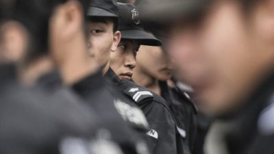 Стенд китайской службы безопасности на площади Тяньаньмэнь в Пекине 30 августа 2015 г. (Fred Dufour / AFP / Getty Images)