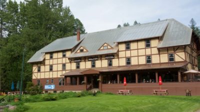 Вид на отель Izaak Walton Inn с железнодорожных путей. (Courtesy of Karen Gough)