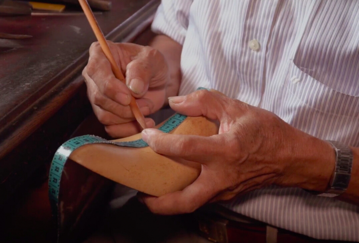 Сапожник делает шикарные кожаные туфли вручную и продаёт их королям, мировым лидерам и знаменитостям