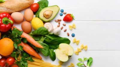 Здоровая пища поддерживает здоровую микрофлору в кишечнике. (Римма Бондаренко / Shutterstock)