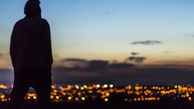 Пока парень спал в больнице, его душа летала над городом, встретила будущую жену и спасла её от грабителя