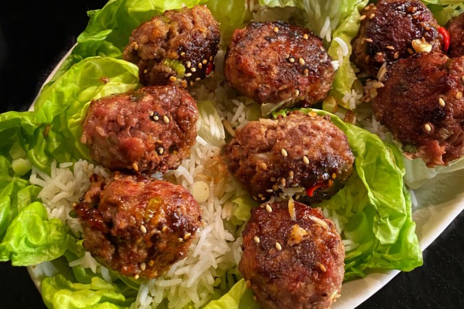 Фрикадельки, завернутые в листья салата, с добавлением имбиря и специй. (Линда Балслев для Tastefood) | Epoch Times Россия