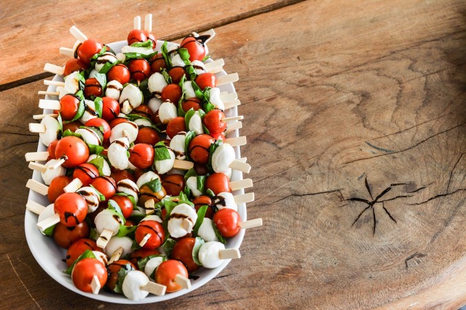 Канапе с моцареллой и шерри — простое блюдо на день рождения. (Фото: picfoods/pixabay.com/Pixabay License)