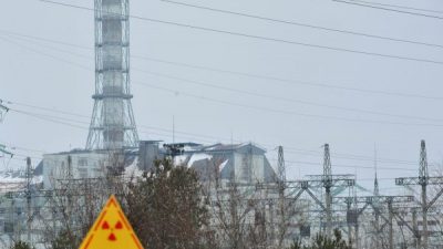 Общий вид саркофага над 4 разрушенным блоком Чернобыльской АЭС. Снимок от 24 февраля 2011. (Sergei Supinsky/AFP/Getty Images)