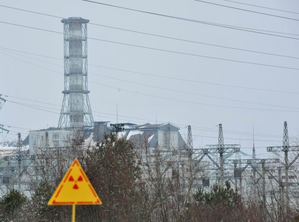 Общий вид саркофага над 4 разрушенным блоком Чернобыльской АЭС. Снимок от 24 февраля 2011. (Sergei Supinsky/AFP/Getty Images)