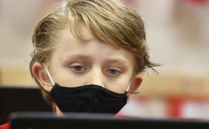 В детских масках во Флориде обнаружены опасные возбудители болезней Ученик носит маску во время работы в Freedom Preparatory Academy в Provo, в Утах, 10 февраля 2021 года. (George Frey/Getty Images) | Epoch Times Россия