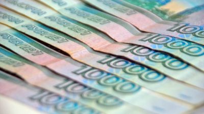 Опрос: Более трети россиян живут в режиме постоянной экономии денег