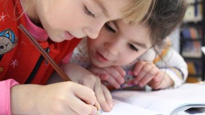 Семьям с детьми утвердили новые выплаты с 1 сентября
