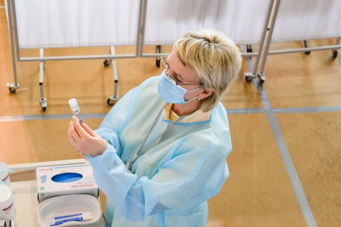 Опрос: Россияне рассказали, почему не хотят прививаться Медицинский работник готовит шприц с вакциной AstraZeneca в спортивном зале местного сообщества, переоборудованном в центр вакцинации в Вентспилсе, Латвия, 30 марта 2021 г. Gints Ivuskans/ AFP via Getty Images) | Epoch Times Россия