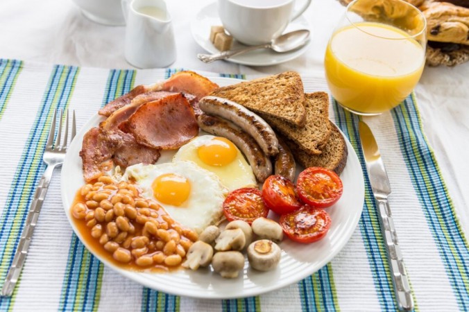 Правильные привычки, которые сделают похудение естественным Хотя составляющие этого блюда различаются и часто горячо обсуждаются, английский завтрак считается одной из величайших кулинарных традиций Великобритании. (Анна Менте / Shutterstock) | Epoch Times Россия