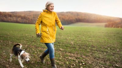 Нет особых требований, что означает, что почти каждый, независимо от возраста или способностей, может начать регулярно заниматься ходьбой в качестве тренировки. (Halfpoint / Shutterstock)