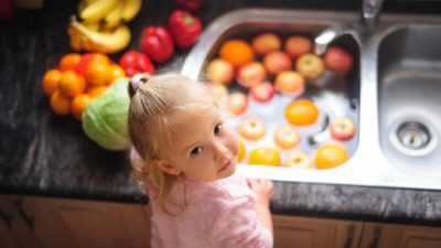 Важно мыть фрукты и овощи