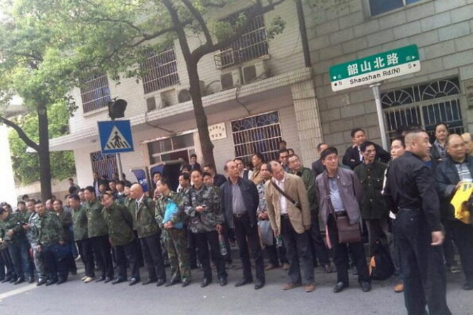 Китайские ветераны войны во Вьетнаме участвуют в акции протеста у здания правительства города Чанша, провинция Хунань в центральном Китае. Фото: STR/AFP via Getty Images | Epoch Times Россия