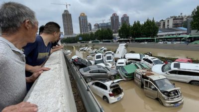 Наводнение в городе Чжэнчжоу, провинция Хэнань, Китай, 21 июля 2021 г. Фото: STR / AFP через Getty Images