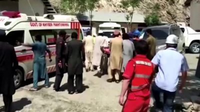 Люди везут каталку к машине скорой помощи возле больницы в Дасу, Пакистан, после того как автобус с китайскими гражданами на борту упал в овраг в Верхнем Кохистане после взрыва 14 июля 2021 года, на этом кадре из видео. (Reuters / Reuters Tv)