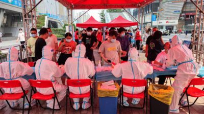 Китай сообщил о заражении штаммом «дельта» за секунды, а третий по величине грузовой порт мира перегружен