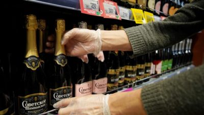 Франция пытается урегулировать конфликт с Россией из-за шампанского