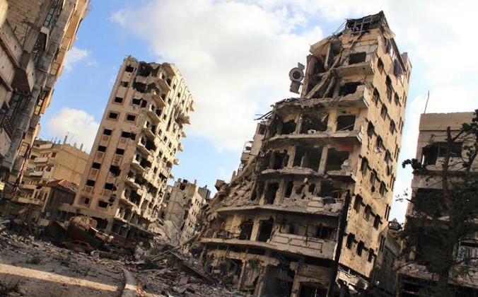 Здания, повреждённые в результате авиаударов и обстрелов сирийского правительства, в районе Джурет аль-Чия в Хомсе, Сирия, 3 июля 2013 г. Lens Young Homsi/AP Photo | Epoch Times Россия