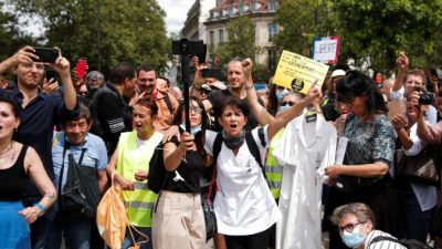 В Париже протестующие против антивирусных мер столкнулись с полицией