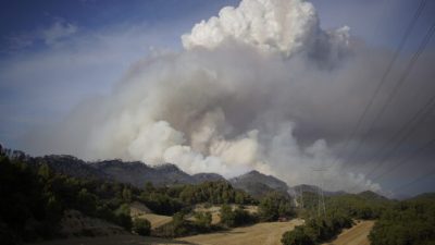Лесные пожары на северо-востоке Испании. Эвакуированы дети из летнего лагеря