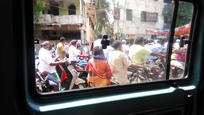 Индийцы едут по дороге