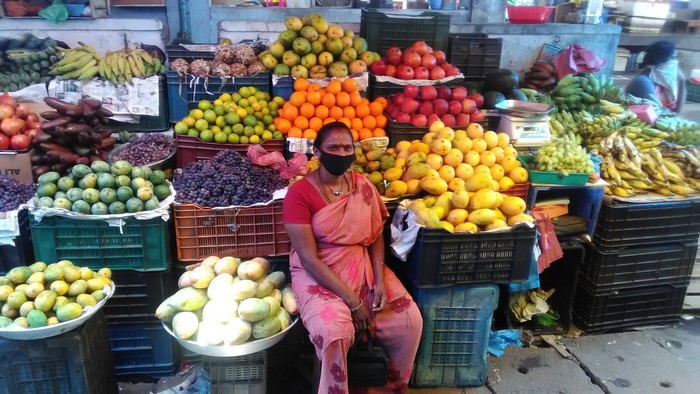 Индианка в маске на рынке