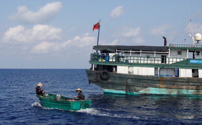 Китайские рыбаки направляются к мелководью, чтобы порыбачить в спорных водах Скарборо, 6 апреля 2017 г. Erik De Castro/File Photo/Reuters | Epoch Times Россия