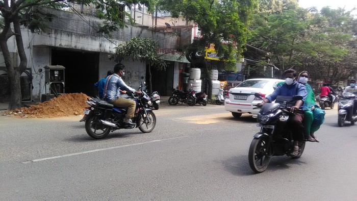 Индийцы в масках едут на скутерахна ску