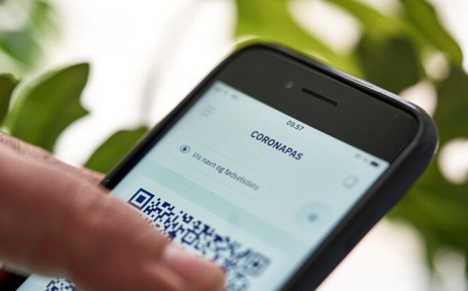 Новое приложение паспорта COVID-19 на экране телефона в Копенгагене, Дания, 28 мая 2021 г. Signe Goldmann/Ritzau Scanpix/via Reuters | Epoch Times Россия