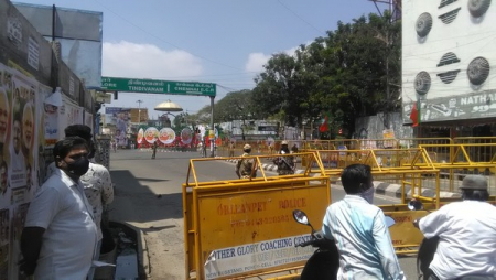 Индийцы стоят перед заграждением