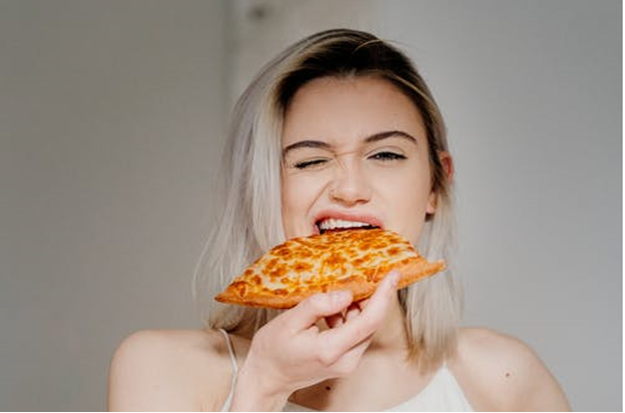 Почему появляется привкус после еды? Расскажет эксперт по гигиене питания