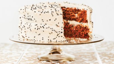 Морковный торт с тахиной от Рахели. (Фотография принадлежит Джиллиан Гайетт, любезно предоставлена издательством Agate Publishing)