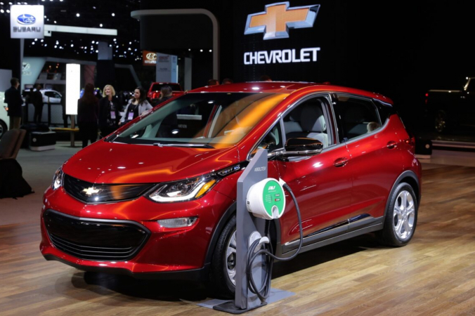Подключаемый электромобиль Chevrolet Bolt 2019 года демонстрируется в Североамериканском международном автосалоне в Детройте, штат Мичиган, 15 января 2019 г. (Ребекка Кук /  Reuters) | Epoch Times Россия