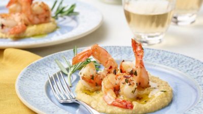 Эти креветки готовятся просто на оливковом масле первого холодного отжима со свежим розмарином и хлопьями чили и подаются с пюре из нута.