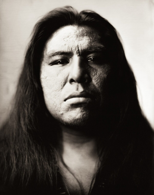 Художник серией фотографий в оригинальной технике воссоздаёт американскую культуру начала XX века