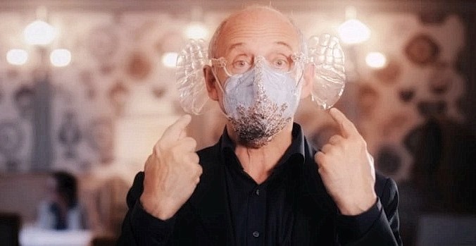 Венгерский дирижёр изобрёл маску для лица, усиливающую звучание музыки Мужчины и женщины представляют прозрачную маску для лица.
Прозрачные маски для лица позволяют людям видеть ваше выражение лица. (Изображение: снимок экрана / ( YouTube ) | Epoch Times Россия