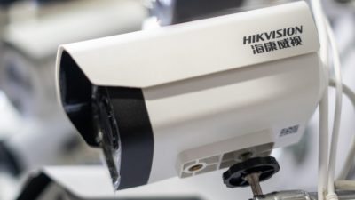 Камера Hikvision выставлена для продажи в электронном торговом центре для продажи в Пекине, Китай, 24 мая 2019 г. (Фред Дюфур / AFP через Getty Images)