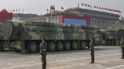 Эксперты: Си Цзиньпин мобилизует Китай на войну с использованием ядерного оружия