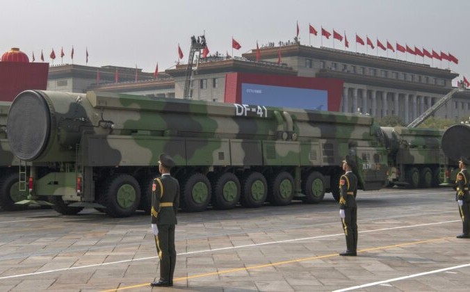 Новые межконтинентальные баллистические ракеты китайских военных DF-41, которые могут достичь США, были продемонстрированы на параде в честь 70-й годовщины основания Китайской Народной Республики в 1949 году на площади Тяньаньмэнь в Пекине, Китай. 1 октября 2019 г. Фото: Kevin Frayer/Getty Images