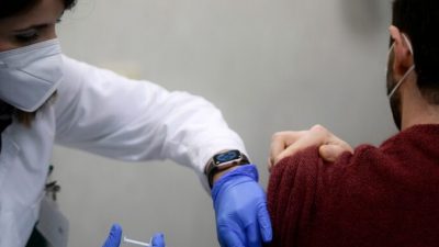 В Италии медицинские работники вакцинируются или теряют работу