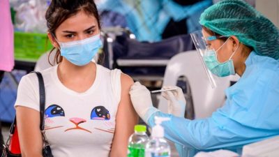 Получатели китайской вакцины от COVID-19 не считаются вакцинированными в Сингапуре