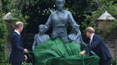 Британский принц Уильям, герцог Кембриджский (слева) и британский принц Гарри, герцог Сассекский, открывают статую своей матери, принцессы Дианы в «Затонувшем саду» в Кенсингтонском дворце, Лондон, 1 июля 2021 года. DOMINIC LIPINSKI/POOL/AFP via Getty Images