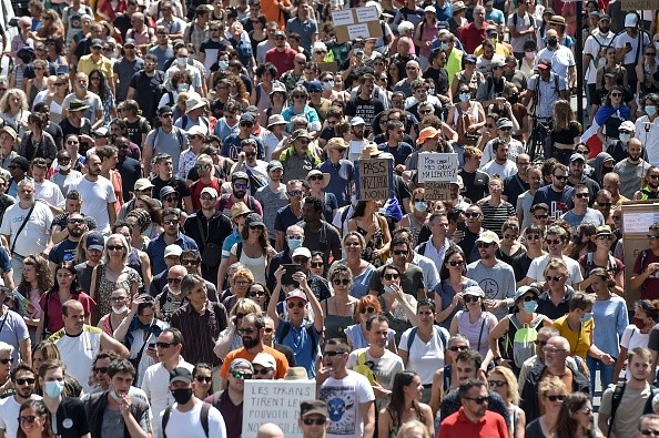 Франция: массовые протесты против обязательного вакцинирования и санитарного пропуска Массовые выступления против обязательного вакцинирования и санитарного пропуска. (Photo SEBASTIEN SALOM-GOMIS/AFP via Getty Images) | Epoch Times Россия