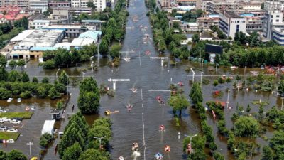 Затопленный район в городе Вэйхуэй в центральной китайской провинции Хэнань 26 июля 2021 года. (STR/AFP via Getty Images)