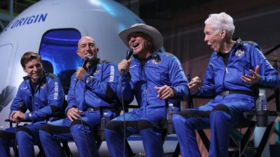 Экипаж New Shepard (слева-направо): Оливер Дэмен, Марк Безос, Джефф Безос и Уолли Фанк проводит пресс-конференцию после полёта в космос, 20 июля 2021 года в Ван Хорне., Фото: by Joe Raedle/Getty Images